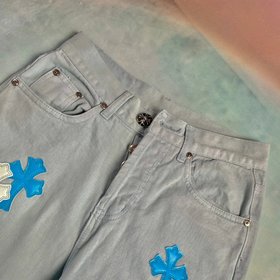 🅿️320 🔘Style No.-KL127 🔘Cro Heart 𝐂𝐡𝐫𝐨𝐦𝐞 𝐇𝐞𝐚𝐫𝐭 25SS Miami-limited Drake co-branded cross patch leather jeans* Cro Heart 25SS divine pants: dopamine ice blue, blowing up the fashion circle Fashion pioneers, gather your attention! Chrome Hearts 25SS new dopamine ice blue cross patch leather washed jeans make a shocking debut. This is no ordinary pair of pants, but a fearless exploration of the limits of fashion. Croxin has always dominated the fashion industry with unique designs, and this time it breaks through itself. The fresh icy blue tone is like the clear melting glacier water in summer, or the dreamy blue reflected in the clear sky. It is filled with endless youthful vitality, instantly breaking the dullness and making you a dazzling presence in the crowd. The trousers adopt a mid-high waist design, which fits the natural curve of the human body and cleverly raises the waistline position, visually elongating the leg lines easily and making the legs longer in seconds. At the same time, it perfectly creates a lazy and casual style atmosphere, without deliberate restraint, but full of fashionable energy. Whether you are strolling on the street or attending a fashion party, you can feel confident and show your casual and comfortable fashion attitude. It has easily become a fashion darling that trendy men and women can't put down, and it deserves to be a must-have item in the wardrobe. Not only that, the cross leather on the pants is full of details and carefully made of high-quality materials. Each one seems to tell the brand story of Croxin, adding a mysterious and profound fashion charm to the pants. After a unique washing process, the fabric presents a unique texture. The upper body is soft and comfortable, has good breathability, and the wearing experience is impeccable.  Size: S M L XL (28.30.32.34) Color: Ice Blue